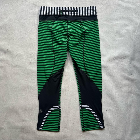 Lululemon Run: Inspire Crop II Seawheeze Bugs Sz. 6 - Picture 2 of 6